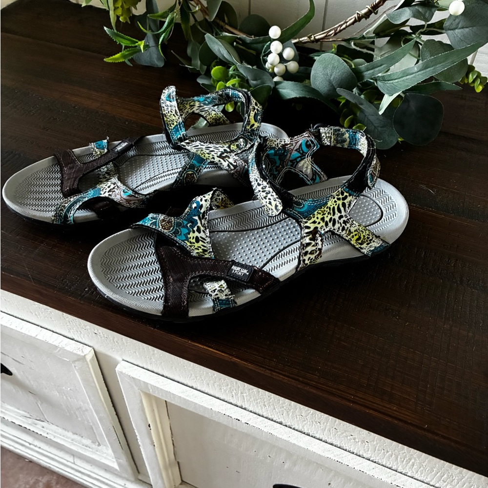 Muk Luks sport sandal Size 8